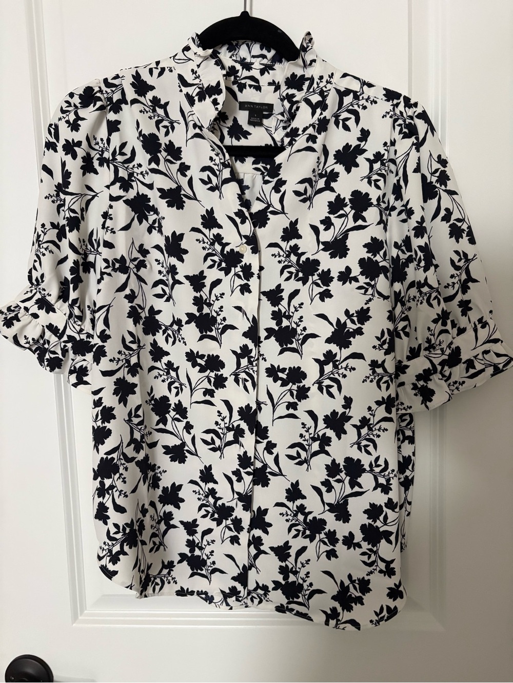 Ann Taylor ruffle collar shirt Black & White Floral Button-Up Women's Top S